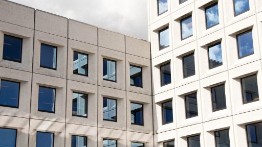 Leeg appartement interieur dat tijdelijk wordt bewoond als antikraakwoning