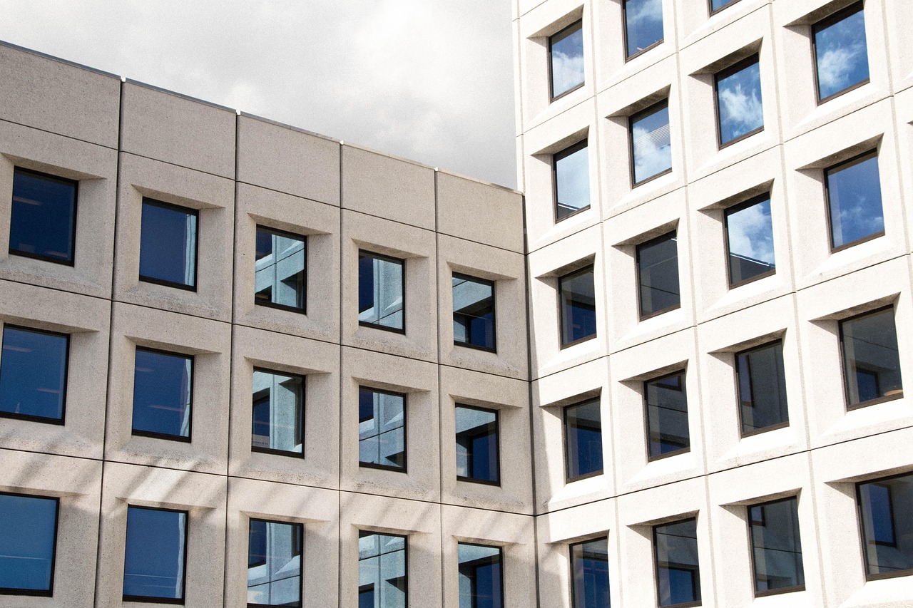 Leeg appartement interieur dat tijdelijk wordt bewoond als antikraakwoning