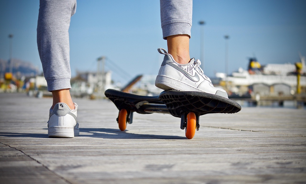 Nederlandse schaatsers op een overdekte ijsbaan tijdens een wedstrijd