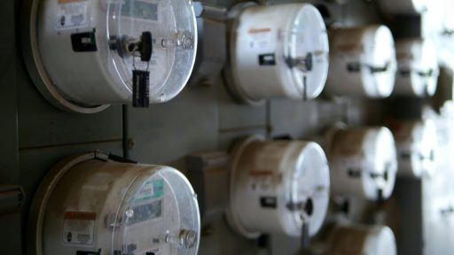 Persoon die de meterstand opneemt van een energiemeter in een woning