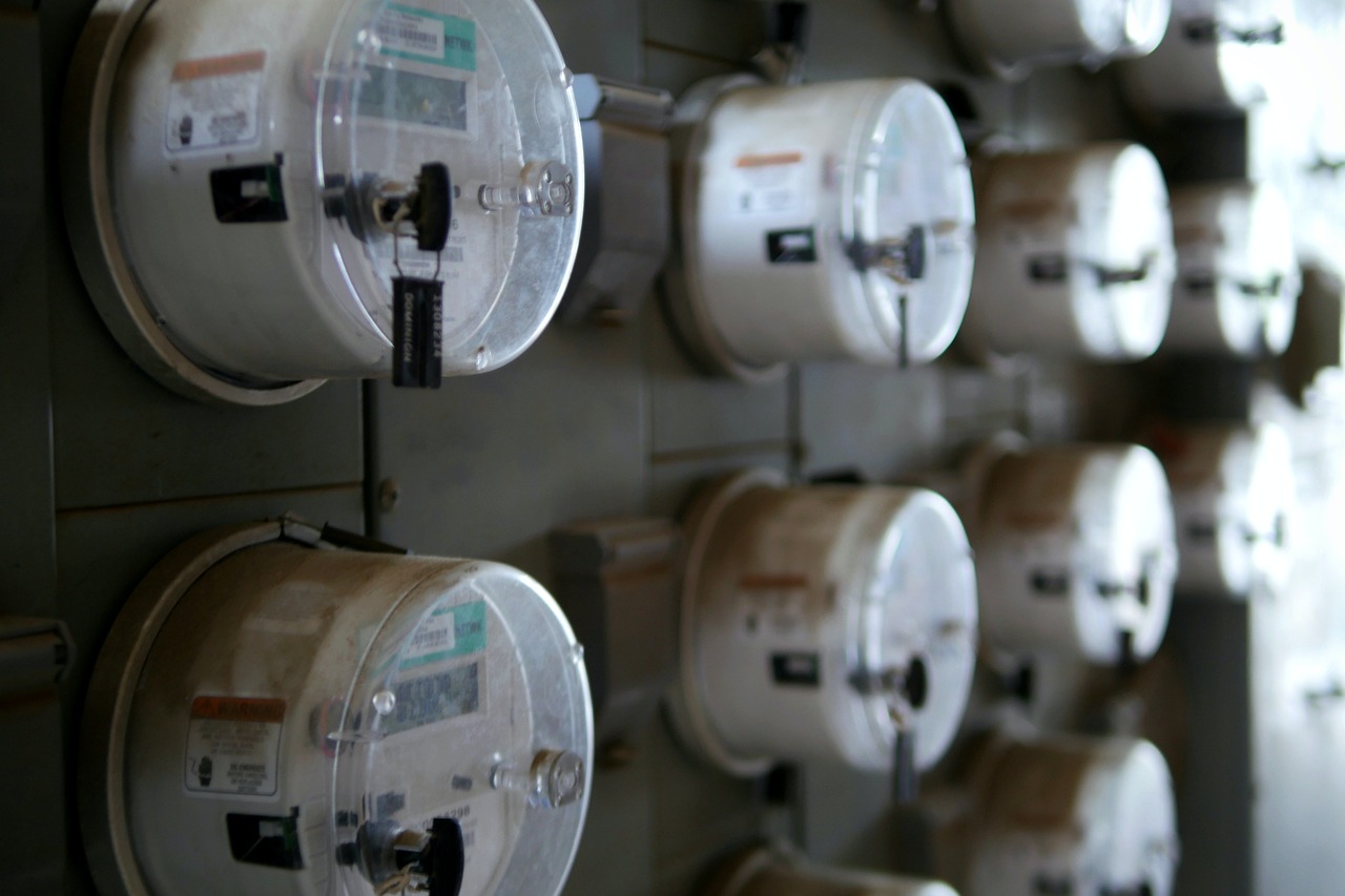 Persoon die de meterstand opneemt van een energiemeter in een woning