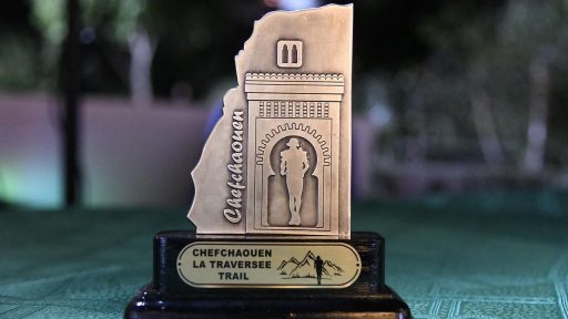 Wielrenner viert overwinning op het podium na een klassieke koers