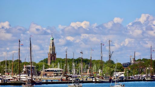 Historische haven van Monnickendam met de Speeltoren op de achtergrond