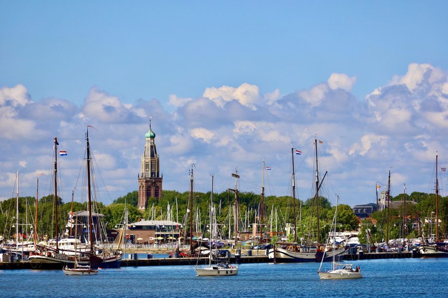 Historische haven van Monnickendam met de Speeltoren op de achtergrond
