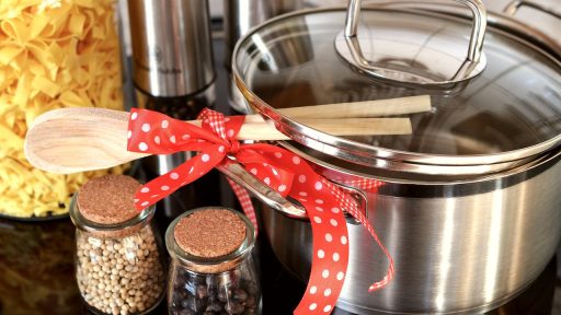 Verse Belgische haas klaargemaakt voor bereiding in een huishoudelijke keuken