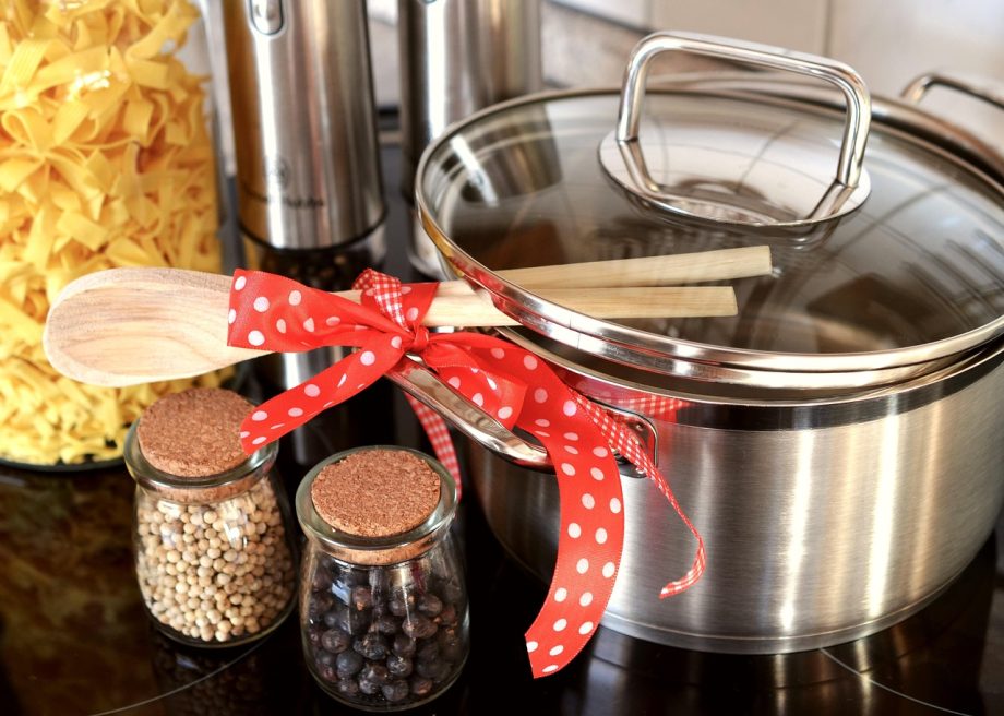 Verse Belgische haas klaargemaakt voor bereiding in een huishoudelijke keuken