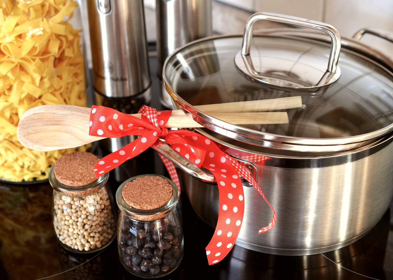 Verse Belgische haas klaargemaakt voor bereiding in een huishoudelijke keuken