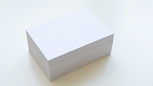 Gemeenteloket waar iemand een Belgische identiteitskaart aanvraagt
