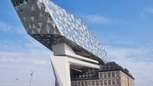 Postkantoor in België met gesorteerde pakketten per postcodezone
