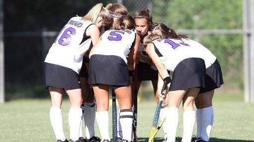 Vrouwelijke hockeyspeelsters in actie op een kunstgrasveld tijdens een wedstrijd