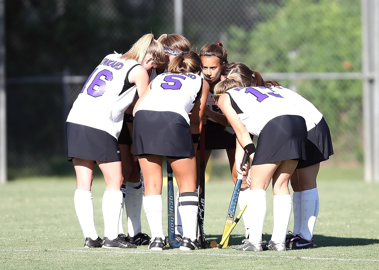 Vrouwelijke hockeyspeelsters in actie op een kunstgrasveld tijdens een wedstrijd