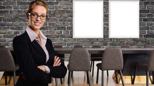 Vrouwelijke ondernemer in gesprek tijdens een zakelijke vergadering