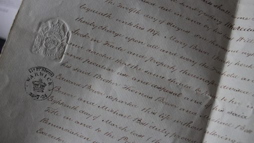 Notaris en cliënt ondertekenen een juridisch document voor vermogensplanning