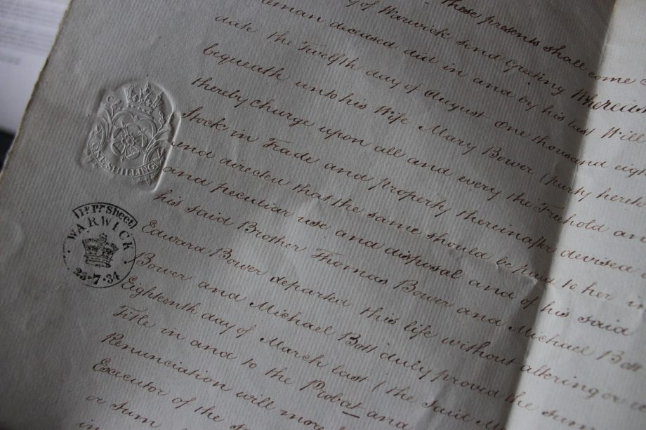 Notaris en cliënt ondertekenen een juridisch document voor vermogensplanning