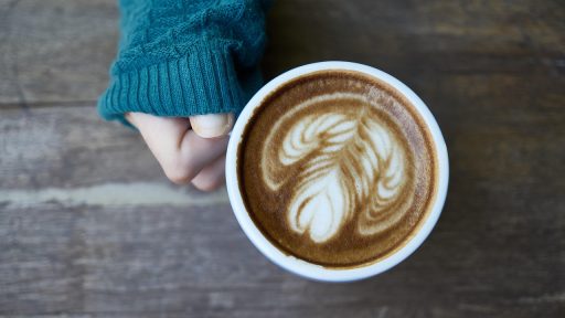 Persoon zet 's ochtends koffie in de keuken, een dagelijks moment dat vol zit met wetenschappelijke processen