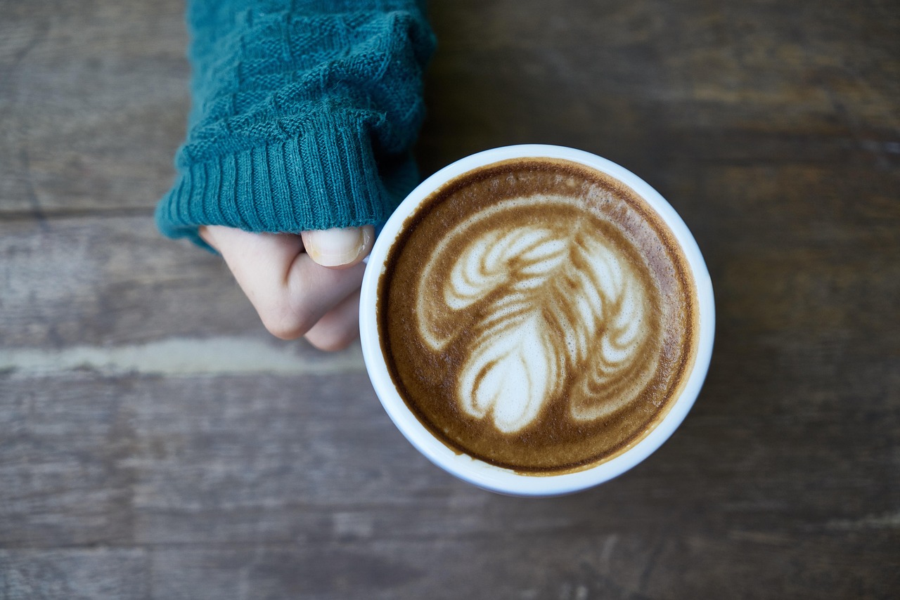 Persoon zet 's ochtends koffie in de keuken, een dagelijks moment dat vol zit met wetenschappelijke processen