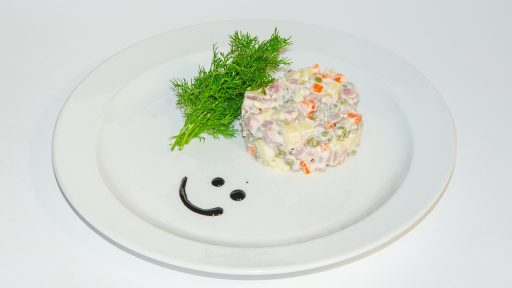 Kleurrijke zomersalade met groenten, kikkererwten en verse kruiden op een bord