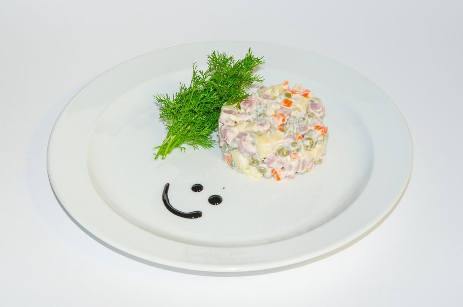 Kleurrijke zomersalade met groenten, kikkererwten en verse kruiden op een bord