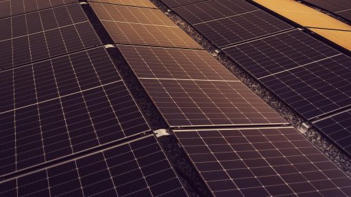 Plug-in zonnepanelen op een stadsbalkon van een appartement