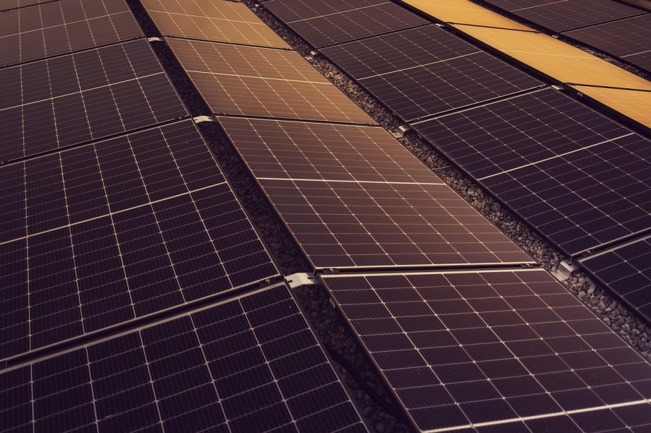 Plug-in zonnepanelen op een stadsbalkon van een appartement