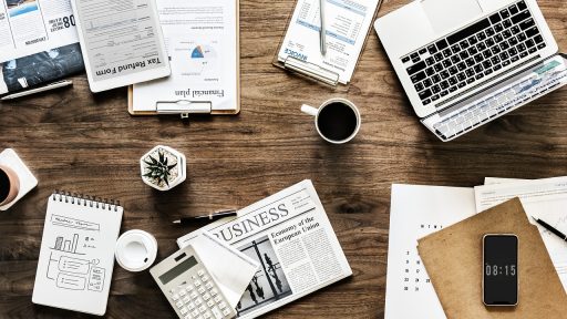 Twee juristen bespreken documenten aan een bureau op een advocatenkantoor