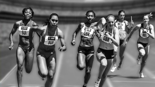 Vrouwelijke atletes vieren een overwinning op de atletiekbaan