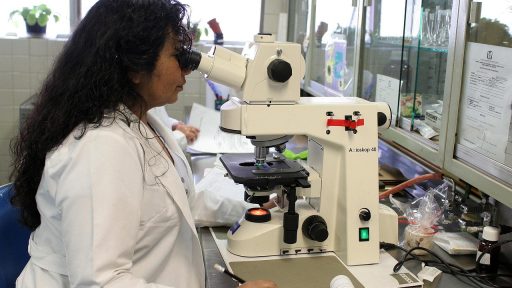 Student voert een scheikundeexperiment uit in een universitair laboratorium