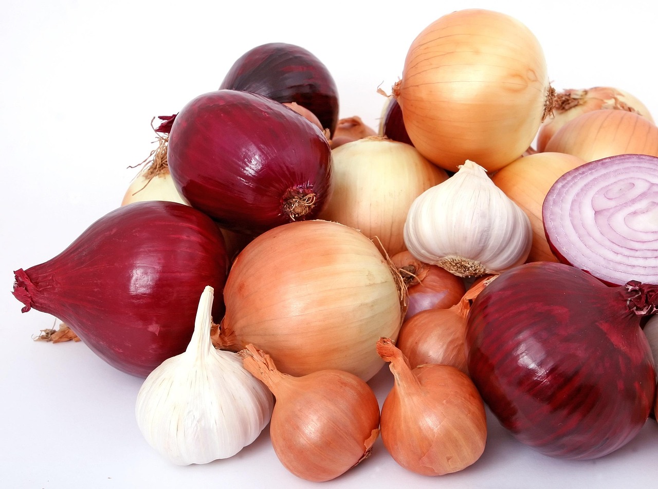 Persoon leest de ingrediëntenlijst op een voedselverpakking in de supermarkt