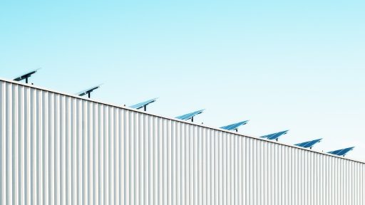 Zonnepanelen op een gerenoveerd dak met dakisolatie zichtbaar langs de dakrand