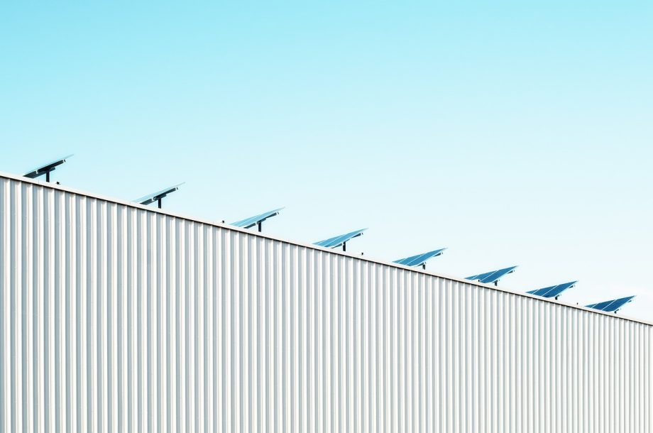 Zonnepanelen op een gerenoveerd dak met dakisolatie zichtbaar langs de dakrand