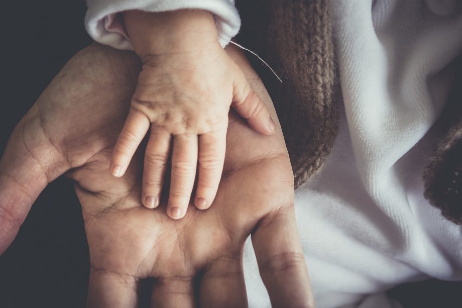 Ouder overhandigt sleutel aan kind bij aankoop woning