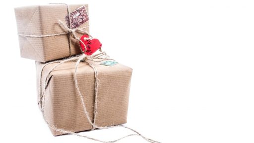 Persoon die een pakket inpakt voor internationale verzending via bpost