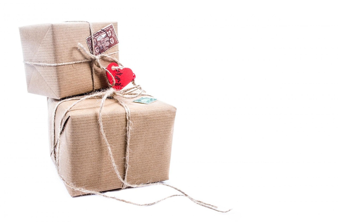 Persoon die een pakket inpakt voor internationale verzending via bpost