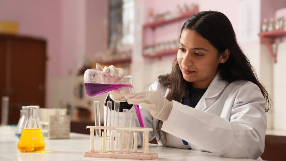 Student die voedingsstalen analyseert in een laboratorium tijdens een praktijkles