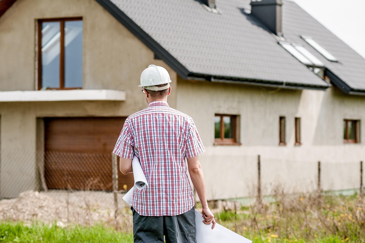 Huurder met documenten en foto's van onderhoudsproblemen in de woning