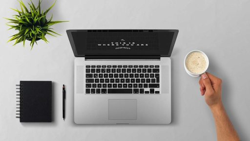 Persoon die op laptop zoekt naar beschikbare huurwoningen via een online woningplatform