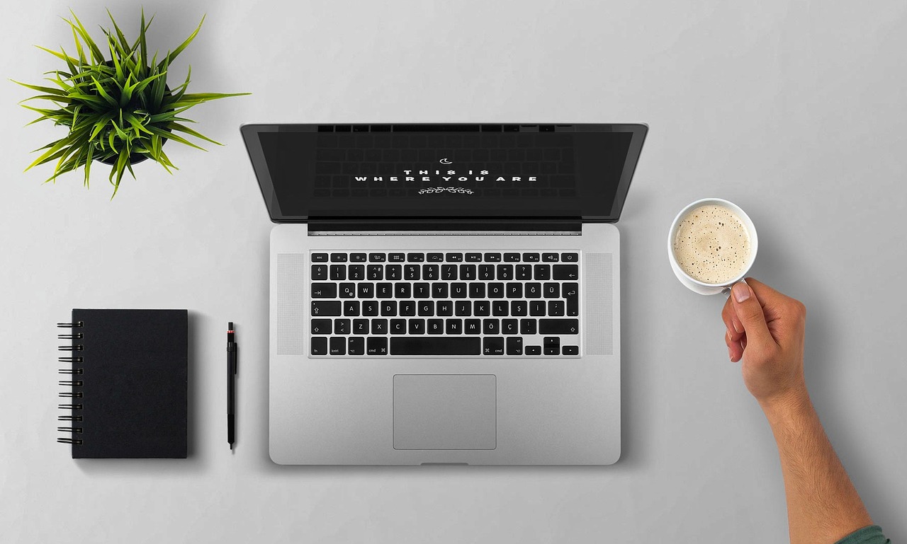 Persoon die op laptop zoekt naar beschikbare huurwoningen via een online woningplatform