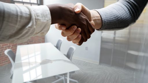 Werkgever en werknemer ondertekenen een arbeidsovereenkomst aan een bureau