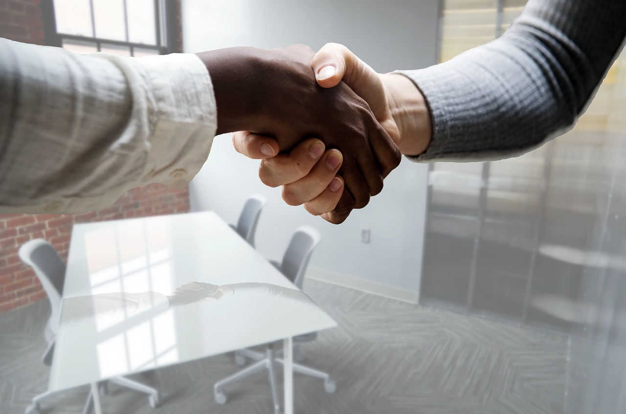 Werkgever en werknemer ondertekenen een arbeidsovereenkomst aan een bureau