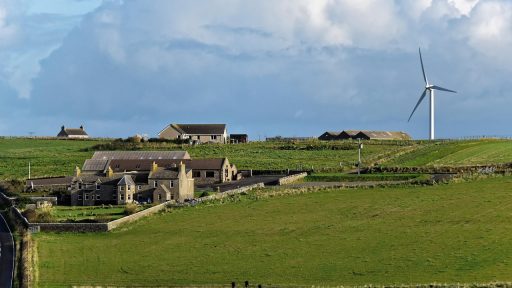 Windmolens op een groen veld als voorbeeld van lokale energieproductie